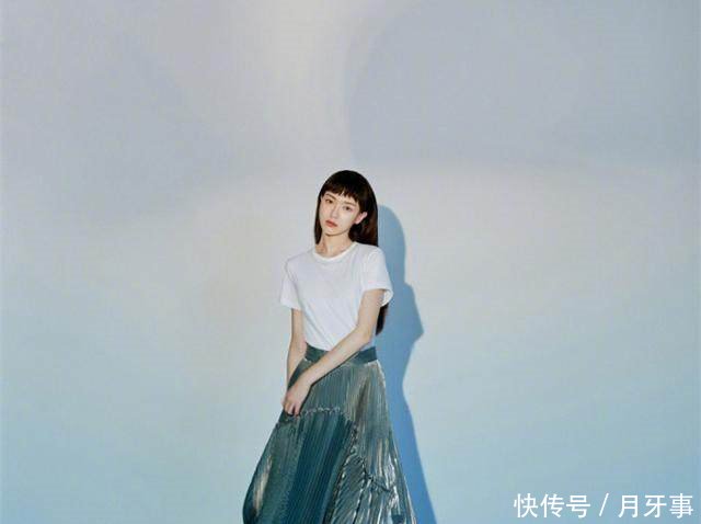 35岁唐嫣只不过剪了个“狗啃”刘海，气质就变得大不一样了！