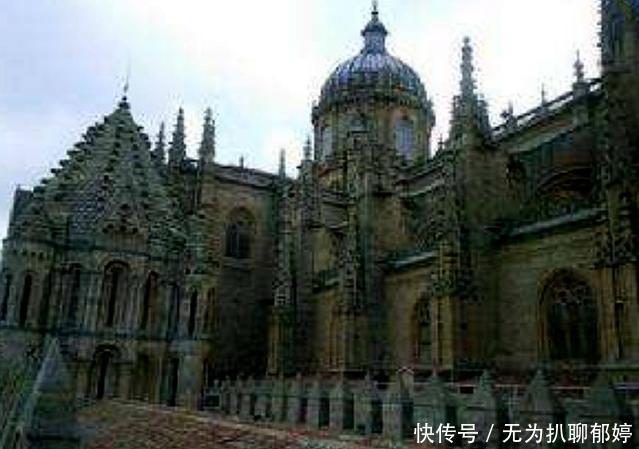 西班牙一千年教堂发现宇航员浮雕,莫非真有外星人专家说出真相