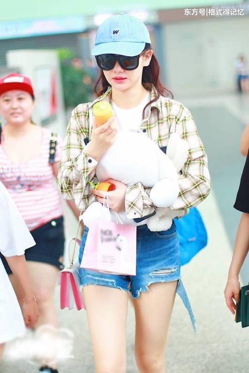 戚薇胖了也敢穿超短热裤秀美腿，网友：李承铉太宠爱她！