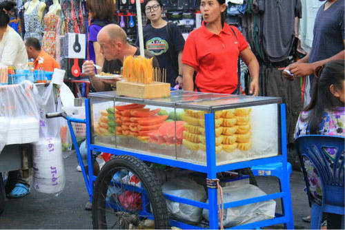 中国游客在泰国买2个榴莲，结账时懵了：怎么这么便宜？