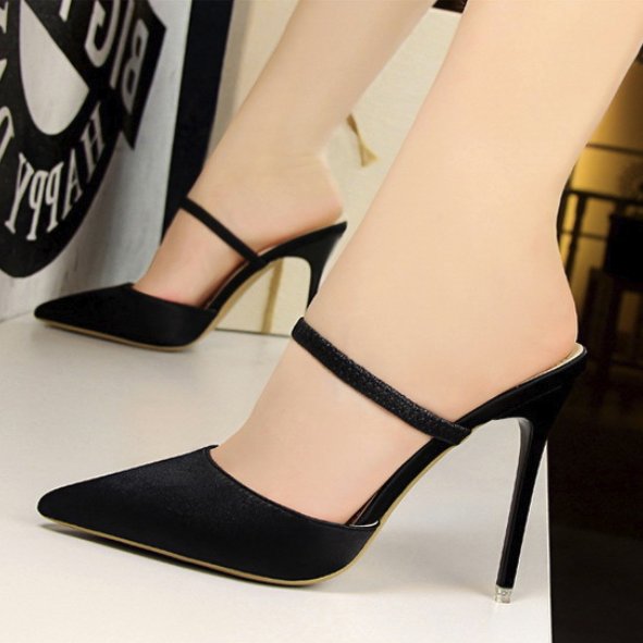 有一种高跟鞋叫:“美脚鞋”,穿上特有女人味,时髦又显高