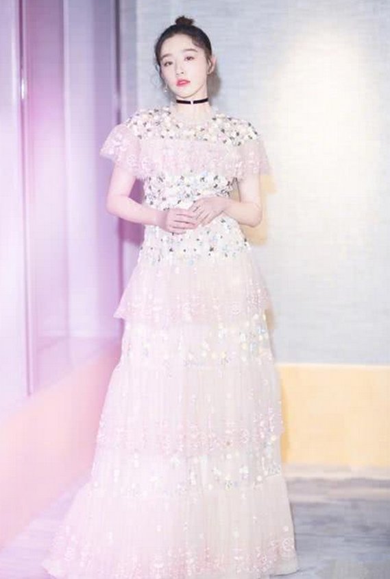 分手后的阚清子暴瘦，这么紧的短裤还要塞衬衫，我饿半年都穿不下