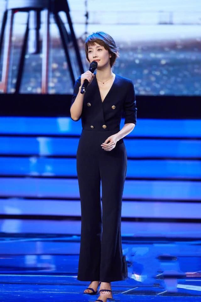 马伊琍的气质惊艳到了!身穿抹胸裙美成花，你信她有42岁吗?