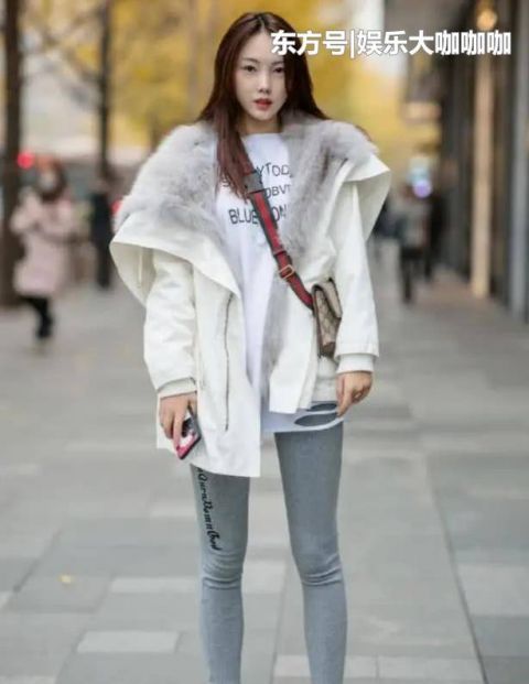 『女人味』街拍:面带微笑的美女,一件拼接的连衣裙,时尚清新女人味