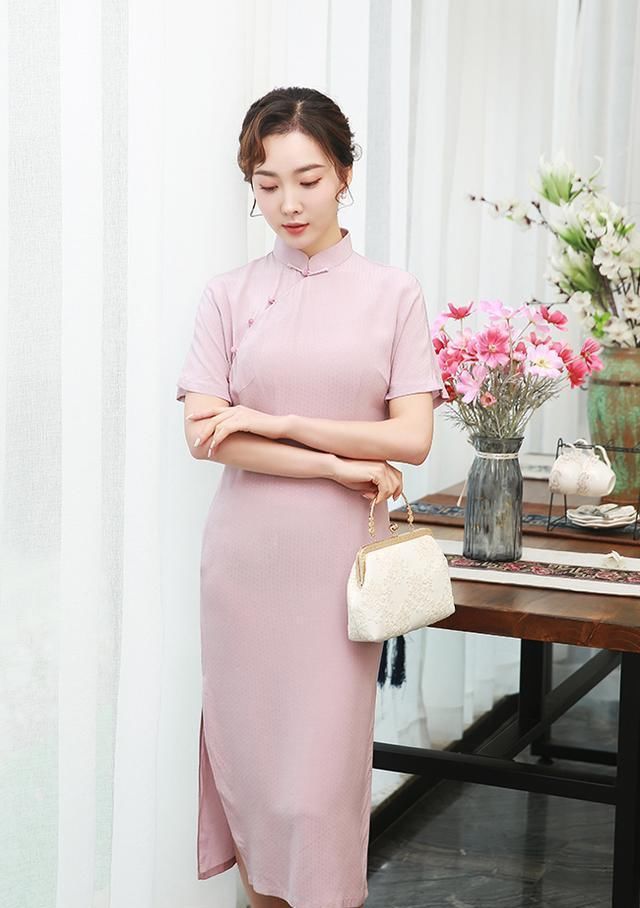 别总:人到中年别总穿裤子,这件“旗袍”就更有女人味,优雅又洋气