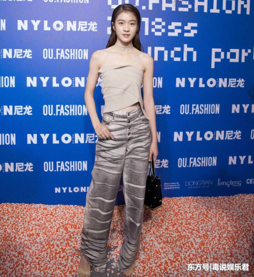 张雪迎比同龄关晓彤还敢穿，裹条“毛巾”上场，这骨感身材好看?