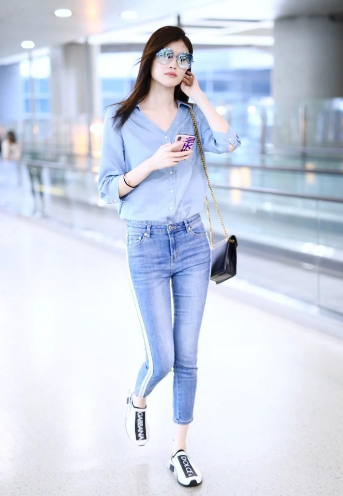 何穗终于性感一次，穿复古吊带裙惊艳全场，网友:太高级了!