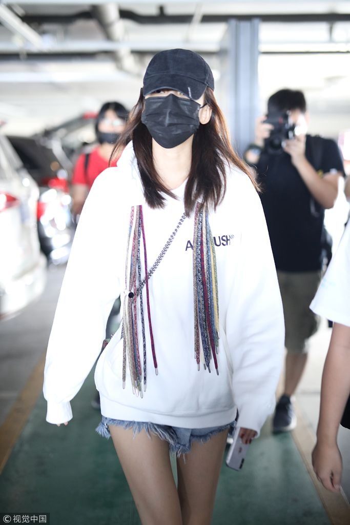 90后辣妈孙怡清晨口罩遮面出行 大长腿又细又长抢镜
