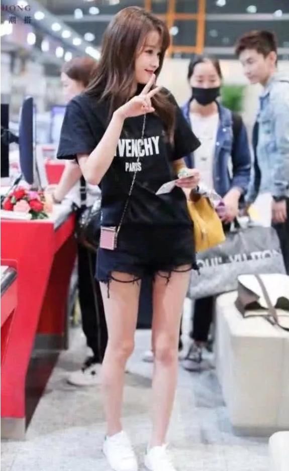 孙怡这斜挎包真个性!比手掌都小，到底用来装什么的?