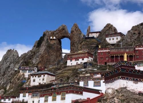 西藏最“神秘”的寺庙，悬空在4800米的山崖上，历经千年屹立不倒