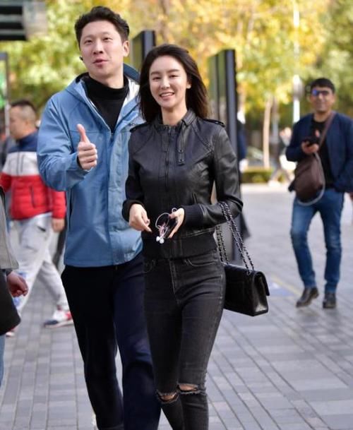  美女■街拍：艳若桃李的美女，一件黑色连衣裙外搭深色外套，时尚气质范