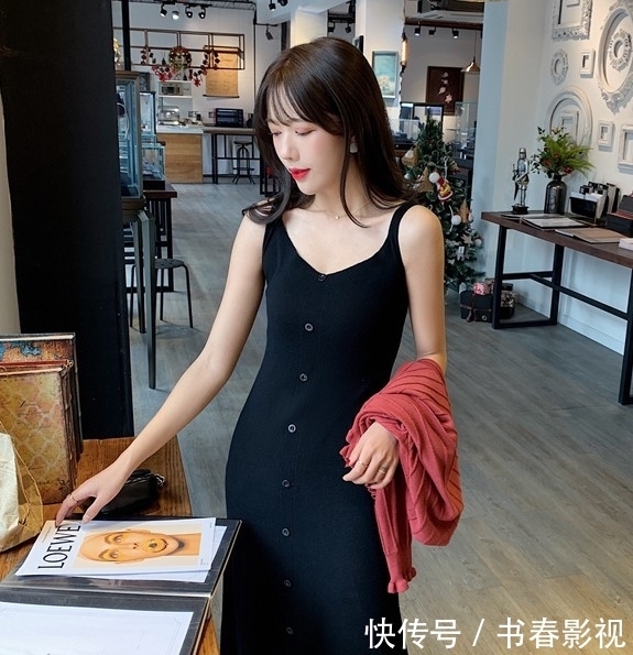  「红色」2020打底吊带裙不会搭怎么办？加一件红色针织小衫，更时尚不挑人