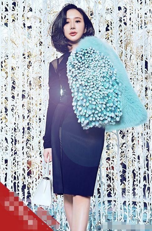 熊乃身穿西服外套+直筒裤现身，简单大方，网友:包包太丑了!