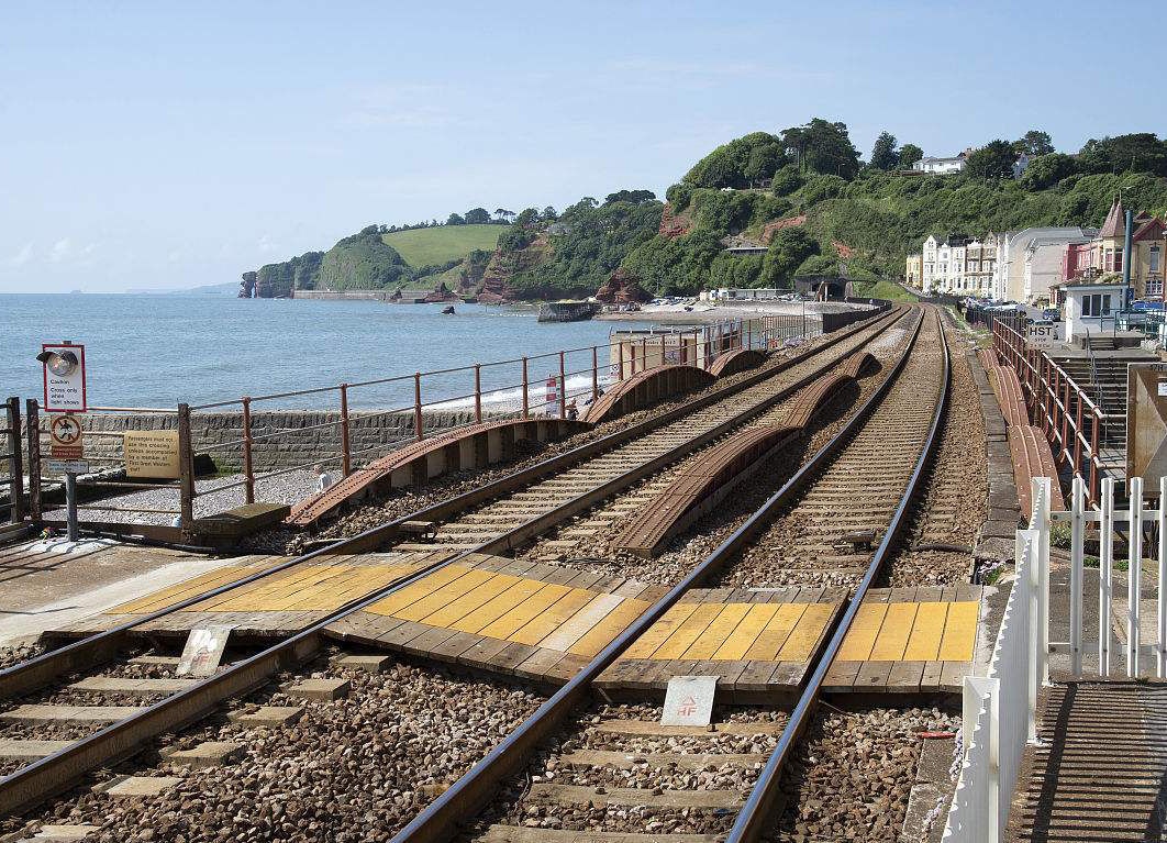 世上最惊险的火车，一边是悬崖，一边是大海，火车从海水中穿过