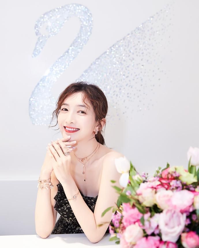 江疏影亮相某活动 身着黑色亮片抹胸连衣裙 尽显优雅的气质