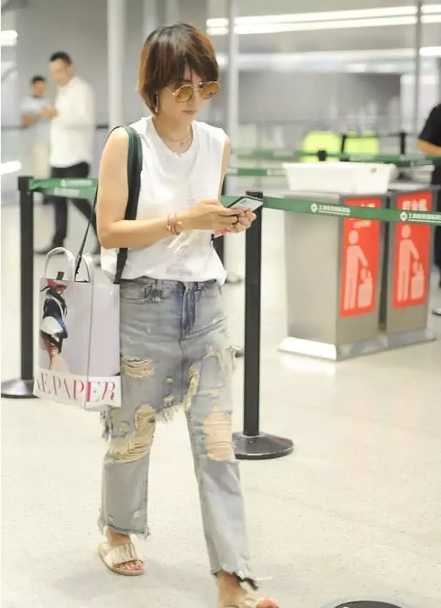 马伊琍现身机场，变得又潮又年轻 网友:比20岁0岁还漂亮!