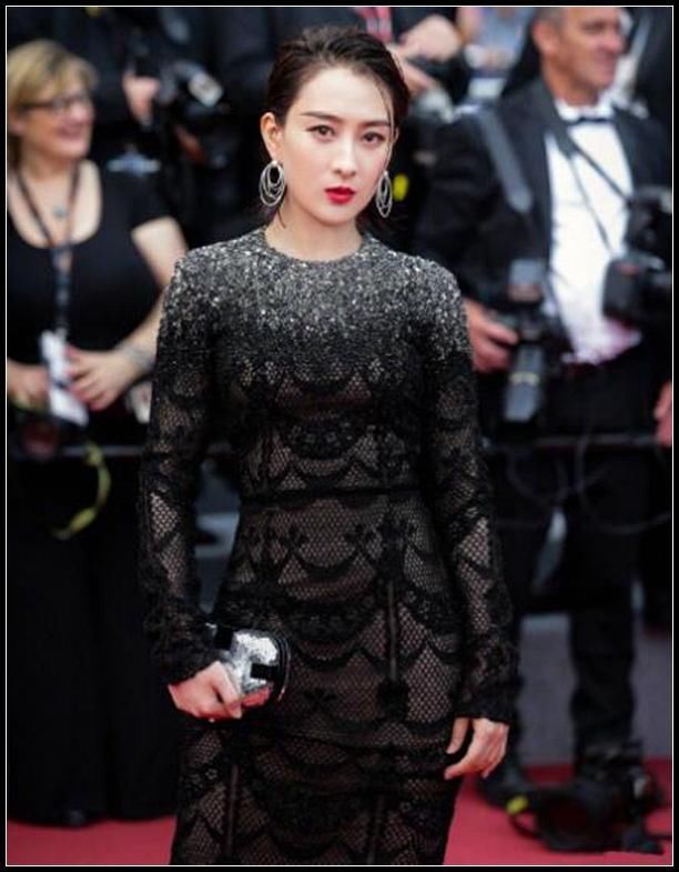 马苏豁出去了!紧身裤勒出羞人三角区，网友:看着都疼!