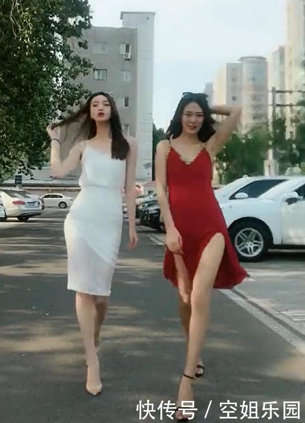 一对时髦的姐妹花，穿上肉丝袜秀风采，红与白哪个更漂亮
