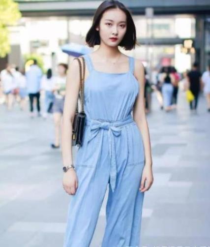 『风姿绰约』街拍:风姿绰约的白色装美女,身材高挑,彰显十足女性魅力