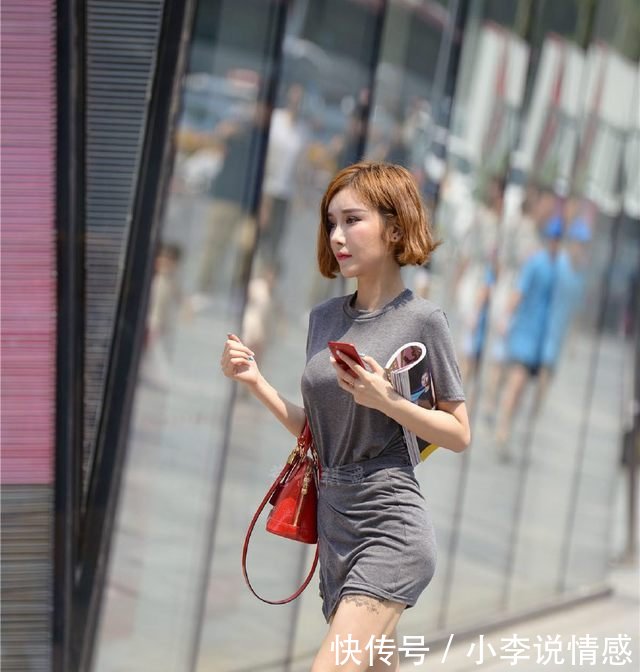 街拍网红，腿上的纹身，不仔细看像是丝袜边