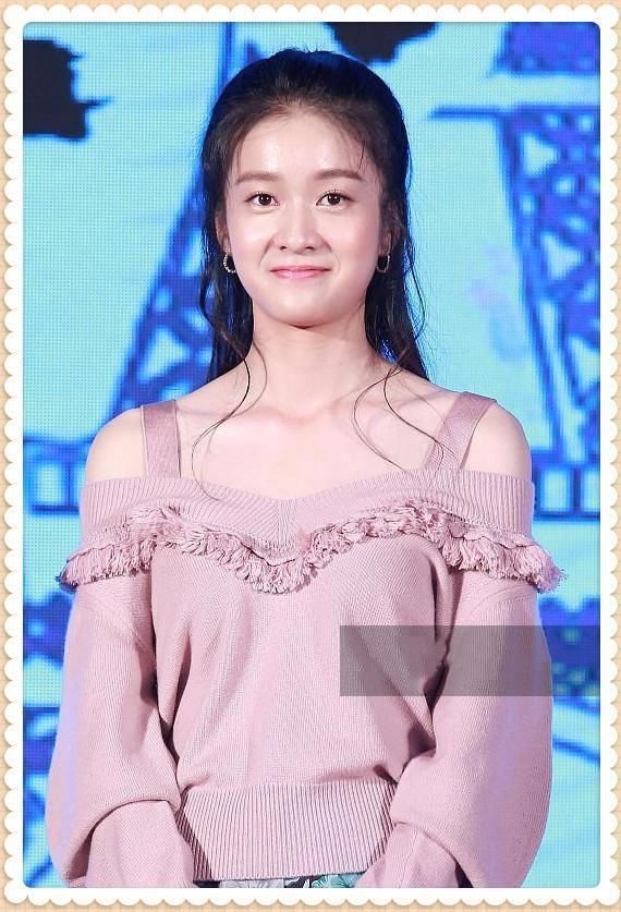 当39岁陈乔恩穿粉色针织衫撞上21岁张雪迎，才知道什么是真正扮嫩