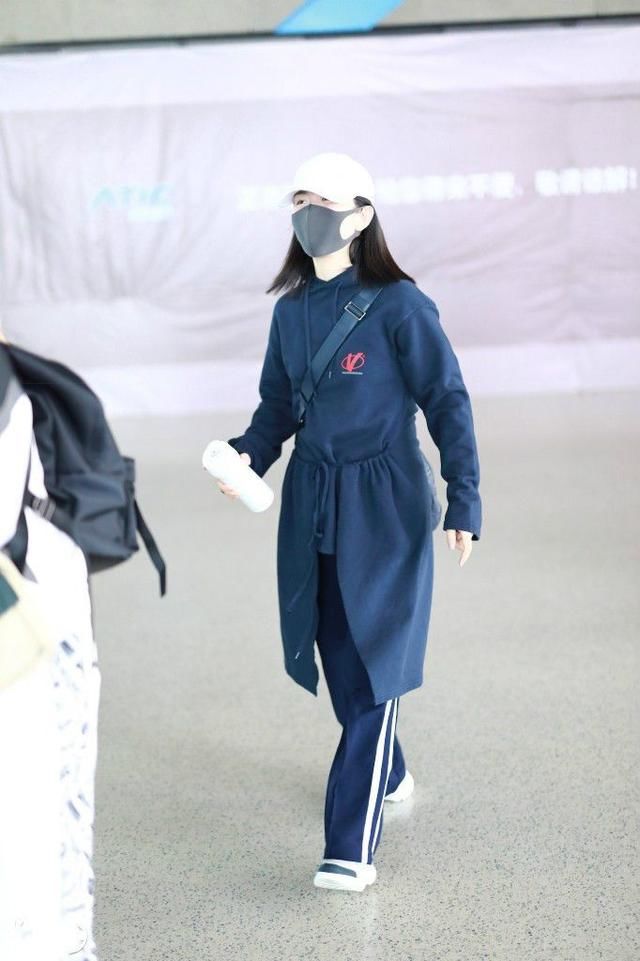 谢娜产后搞笑墨镜现身机场，网友直呼：谢大妈！