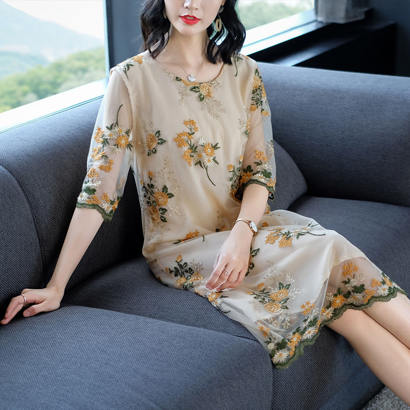 偷偷告诉你，下面的连衣裙穿在妈妈身上多么高贵雅致，年轻的不行