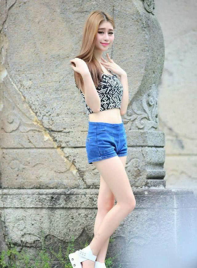 街拍：穿着清新靓丽小姐姐，简单大气！