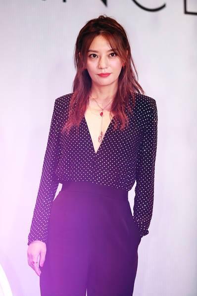 赵薇穿深V露排骨胸，看来真是瘦了不少！