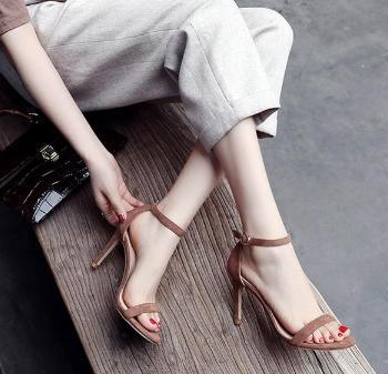 尖头细跟，能将女生的脚踝修饰得纤巧精致，恰到好处！