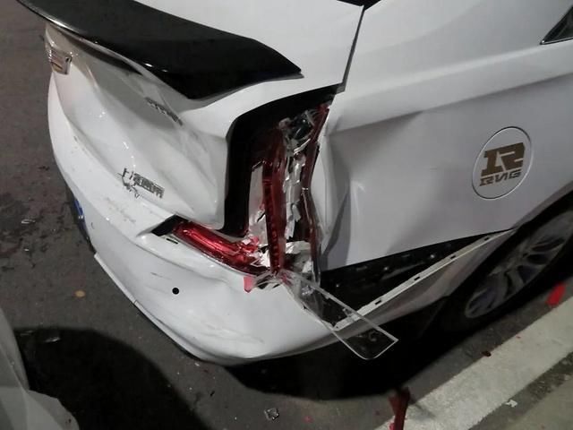  【男子】连撞三车后，广东男子对天发誓：这是我老婆干的