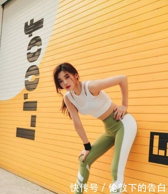  美女@街拍：时尚美女搭配修身打底裤，展现高贵优雅气质，十分亮眼