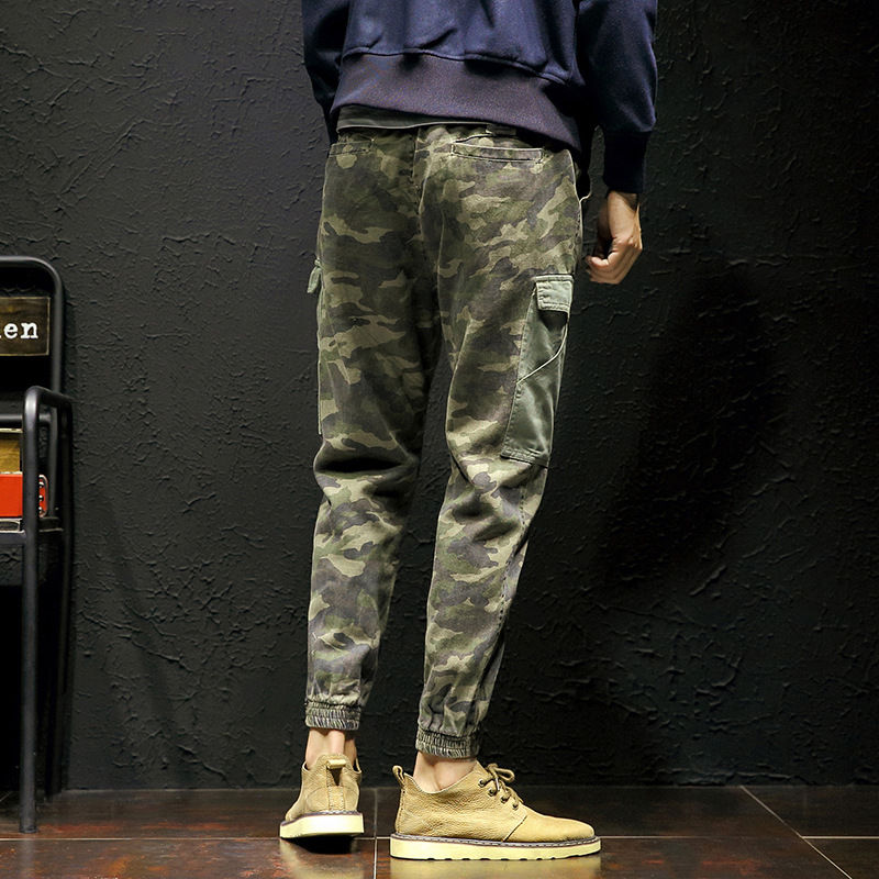 香 港出差!细看小伙子一个比一个精神，原来他们都不穿牛仔裤的