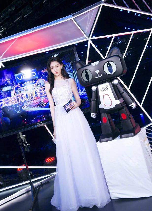 仙气白裙这样穿！颖宝气场两米八，赵丽颖美腻，热巴让人不再淡定