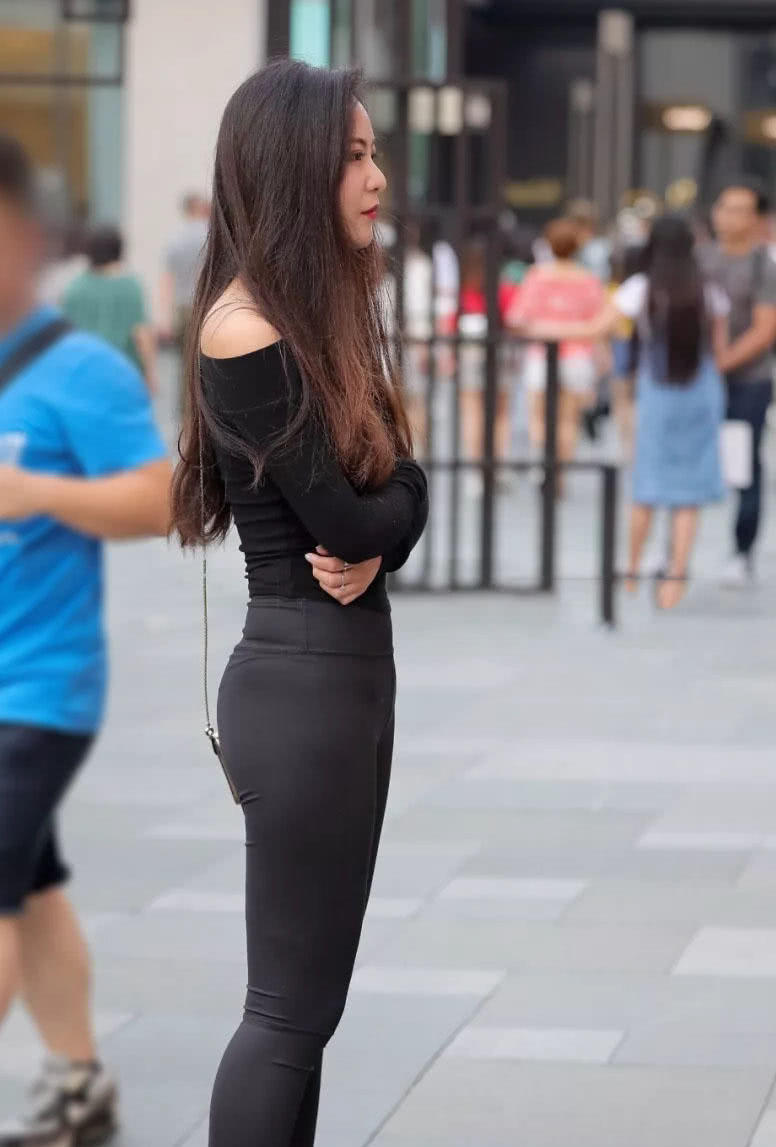 千娇百媚人间尤物，前凸后翘的小姐姐，紧身装勾勒出傲人身姿