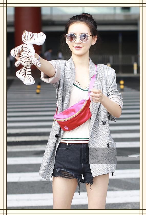 张予曦真是胆大包天！竟当众整理打底衫，网友：是嫌太低了么？