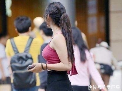  #穿搭#摄影小姐姐一件黄色的紧身背心，无袖的设计突显了好身材