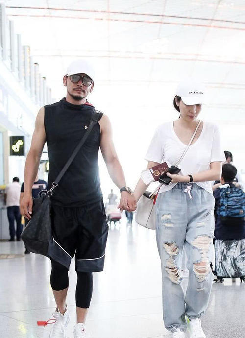 “小包总”的最爱现身机场，原来喜欢这样的，网友：素颜美呆了！