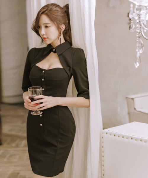 摩登个性的紧身裙美女，秀出青春姿态，让人一眼难忘！