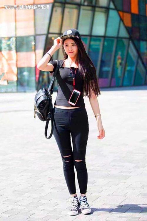 街拍：图2紧身裤美女尴尬了，显胯宽！图4印花裙美女秀长腿