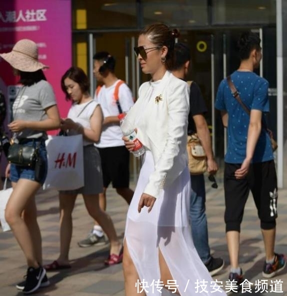 气质■街拍美女:高挑迷人的时尚小姐姐,曼妙穿搭,展现长腿气质!