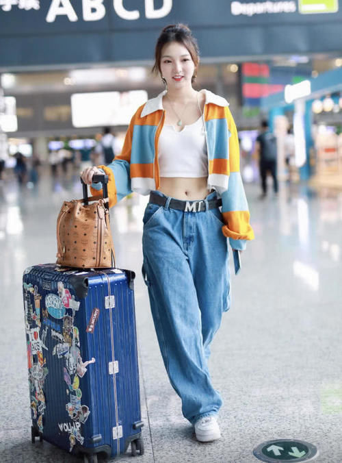  「露脐装」强东玥真是“元气少女”，白色露脐装配短款外套秀蛮腰，活力十足