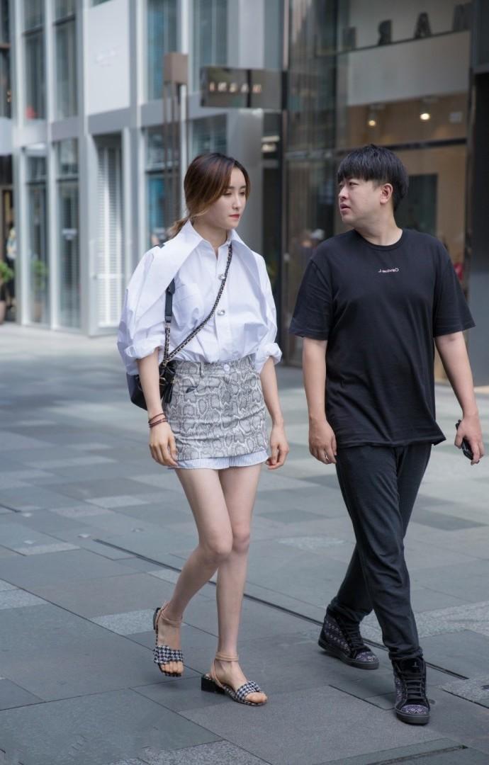 街拍：穿着甜美迷人的小姐姐，白皙光鲜很耐看！