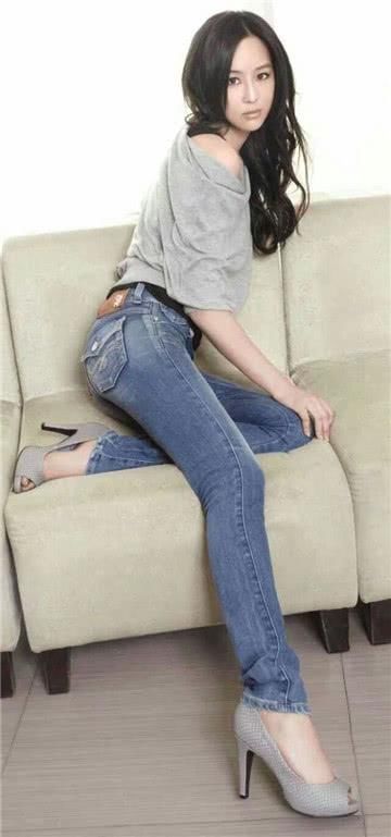 紧身牛仔裤不挑身材不挑年龄，女生穿上真美，时尚又迷人
