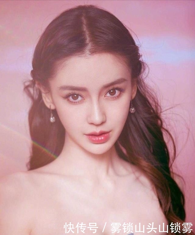  『穿搭』Angelababy火了，扎发造型配抹胸连衣裙苗条淑女，不像生过娃的人
