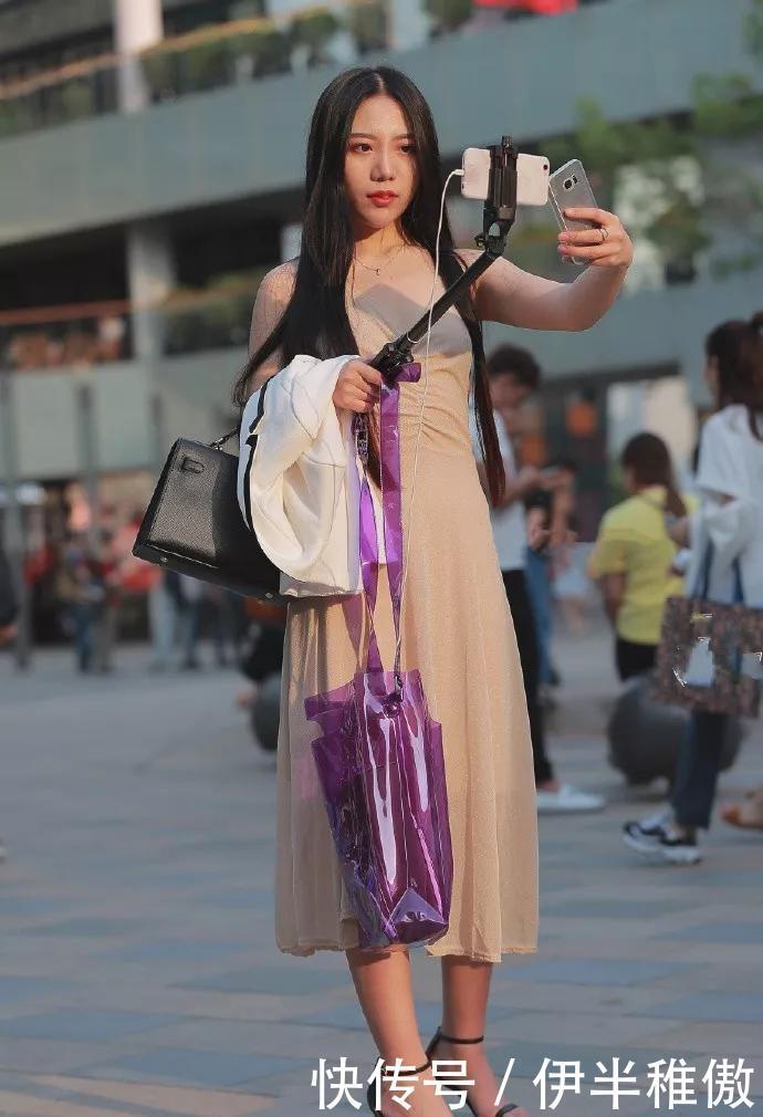  露脐|小姐姐白色露脐上衣搭配牛仔阔腿裤，笑容甜美清新时尚