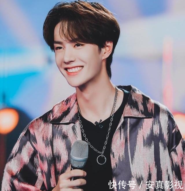  #穿直#别再穿直男格子装啦！跟明星学习如何穿搭，春季复工该这么穿~