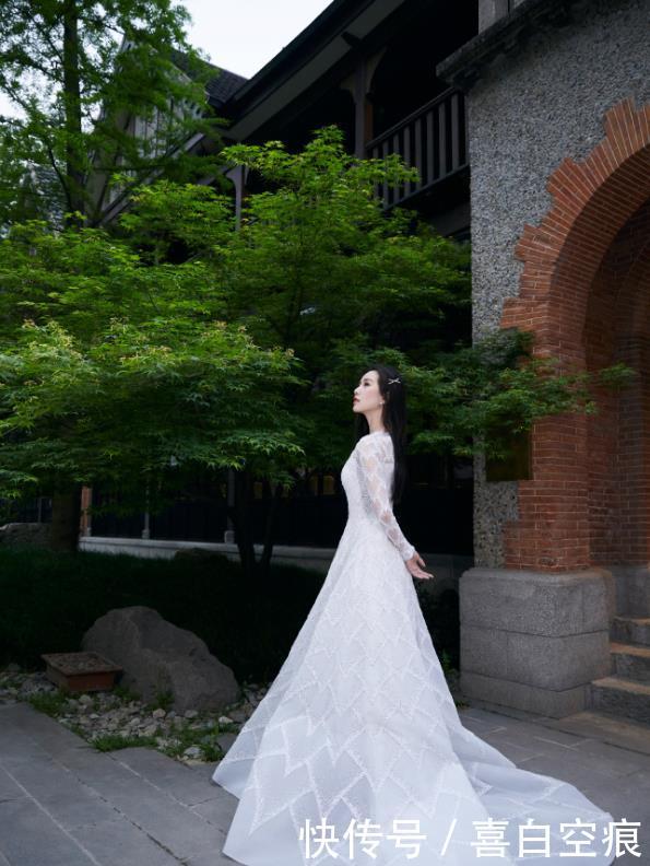 『气质』刘诗诗一点不显老,扎丸子头配一条白色连衣裙,彰显出了优雅气质