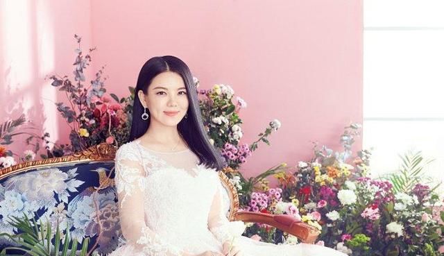 张柏芝和李湘，一样穿白色蕾丝裙，网友:没打针的脸就是不一样!