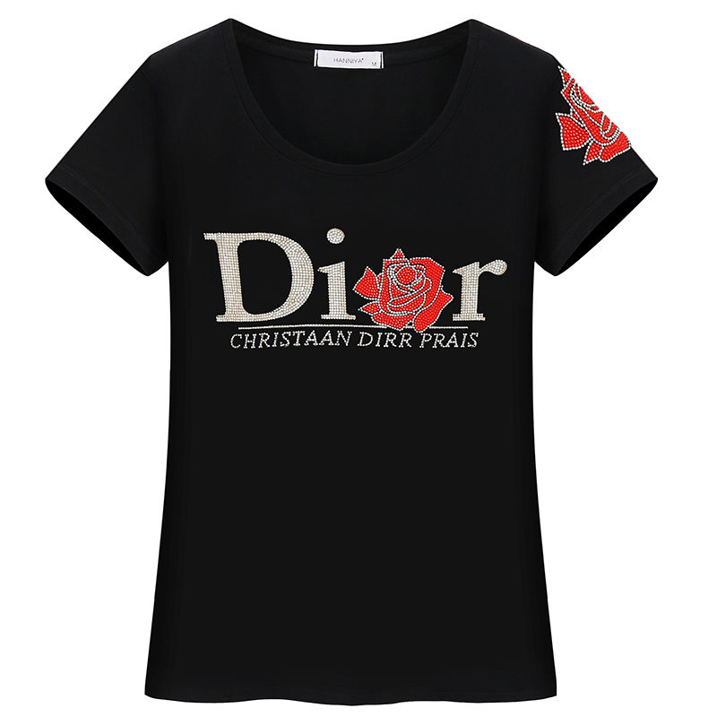 街拍的女人身材辣，因为穿了紧身T，配热裤显细腰，迷倒一片路人